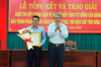 Trưởng Ban Tuyên giáo Tỉnh ủy Bến Tre Cao Văn Dũng trao giải A cho tác giả đoạt giải.