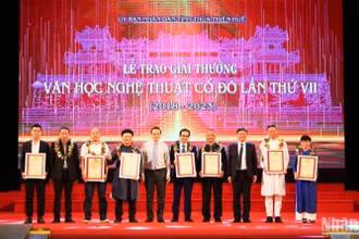 Lãnh đạo tỉnh trao giải A cho 7 tác giả/nhóm tác giả đoạt giải.