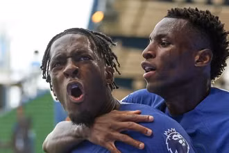 Disasi (trước) gỡ hòa cho Chelsea. (Nguồn: Getty Images)
