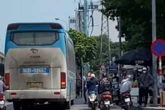 Hình ảnh xe khách dừng, đỗ đón trả khách không đúng quy định do người dân phản ánh.