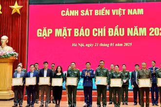 Trung tướng Bùi Quốc Oai, trao Bằng khen tặng các tập thể, vì đã có thành tích xuất sắc trong công tác phối hợp tuyên truyền biển, đảo và Lực lượng Cảnh sát biển Việt Nam năm 2024.