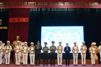 Tuyên dương khen thưởng 10 đoàn viên thanh niên công an xã, phường, thị trấn tiêu biểu .