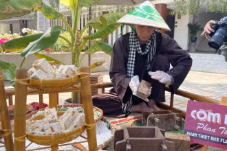 Món cơm nổ được đầu bếp tái hiện làm bằng tay.