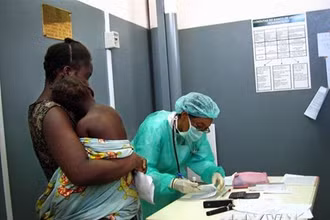 Điều trị cho bệnh nhân nhiễm virus Marburg. (Ảnh: AFP/TTXVN)