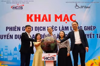 Nhấn nút khai mạc phiên giao dịch việc làm lồng ghép tuyển dụng lao động là người khuyết tật.