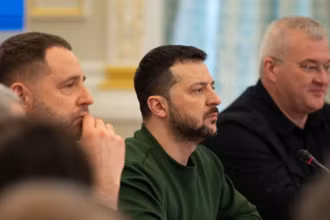 Tổng thống Ukraine Volodymyr Zelensky tại cuộc họp ở Kiev ngày 22/2/2024. (Ảnh: AFP/TTXVN)