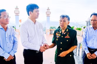Bí thư Tỉnh ủy Quảng Trị Lê Quang Tùng trò chuyện với cựu chiến binh Nguyễn Văn Hợi, 76 tuổi, thuộc Tiểu đoàn K3-Tam Đảo khi ông Hợi trở lại thăm chiến trường xưa Quảng Trị. 