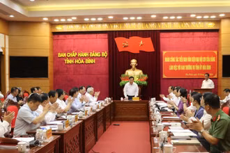 Đồng chí Nguyễn Trọng Nghĩa chủ trì buổi làm việc.