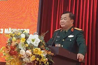 Thượng tướng Hoàng Xuân Chiến, Ủy viên Trung ương Đảng, Thứ trưởng Quốc phòng trình bày chuyên đề tại Hội nghị.