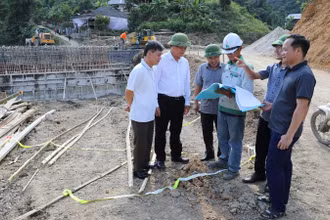 Lãnh đạo Sở Giao thông vận tải Điện Biên kiểm tra tiến độ thi công các hạng mục thuộc công trình khẩn cấp bảo đảm thiên tai sau lũ quét trên quốc lộ 12 (đoạn thuộc xã Mường Pồn, huyện Điện Biên, tỉnh Điện Biên).