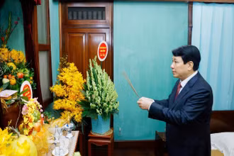 Chủ tịch nước Lương Cường đã thắp nén hương thơm, thành kính tưởng nhớ công lao trời biển của Chủ tịch Hồ Chí Minh. (Ảnh: Lâm Khánh//TTXVN)