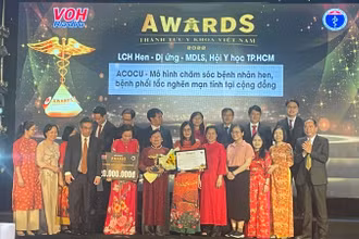 Trưởng Ban Tổ chức Thành ủy Thành phố Hồ Chí Minh Nguyễn Phước Lộc trao giải thưởng Thành tựu y khoa Việt Nam cho Mô hình chăm sóc bệnh nhân hen, bệnh phổi tắc nghẽn mạn tính tại cộng đồng.