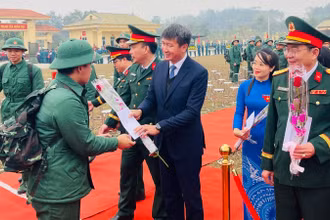 Bí thư Tỉnh ủy Trần Huy Tuấn trao hoa đến các tân binh lên đường nhập ngũ. (Ảnh: THANH SƠN)