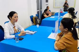 Tư vấn thông tin việc làm cho người lao động tại chương trình.