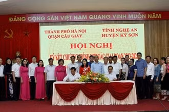 Quận Cầu Giấy (Hà Nội) ký kết hợp tác giúp huyện Kỳ Sơn (Nghệ An) tháo gỡ khó khăn.