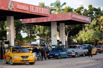Người dân chờ đổ xăng cho các phương tiện tại trạm xăng ở La Habana, Cuba, ngày 31/1/2024. (Ảnh: AFP/TTXVN)