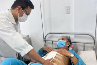 Bác sĩ thăm khám sức khỏe cho bệnh nhân sau phẫu thuật. (Ảnh: Bệnh viện Đà Nẵng cung cấp)