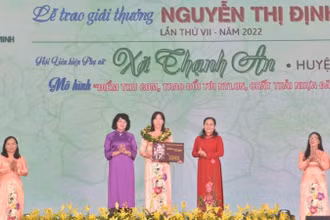 Trao Giải thưởng Nguyễn Thị Định 2022 cho các tập thể, cá nhân đạt thành tích nổi bật.