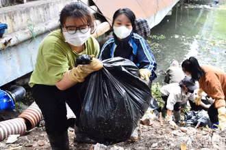 Những ngày đầu thành lập, nhóm Hà Nội Xanh chỉ có 3 thành viên, nhưng các bạn đã truyền cảm hứng cho cộng đồng, đến nay số thành viên nâng lên là 350 người đăng ký tham gia các hoạt động vớt rác khắp các con sông ô nhiễm trên địa bàn thành phố Hà Nội.