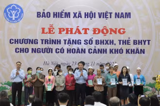 Tổng Giám đốc Nguyễn Thế Mạnh và Phó Chủ tịch chuyên trách Hội đồng quản lý Bảo hiểm xã hội Việt Nam Nguyễn Văn Cường trao sổ bảo hiểm xã hội và thẻ bảo hiểm y tế tặng người dân có hoàn cảnh khó khăn tại điểm cầu Bảo hiểm xã hội Việt Nam.