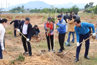 Ngành công đoàn tham gia trồng cây xanh.