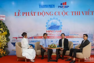 Đại biểu trao đổi về cuộc thi viết.