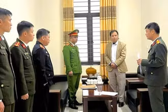 Cơ quan chức năng công bố quyết định khởi tố, bắt tạm giam đối với ông Đinh Văn Hải. (Ảnh: CSCC)
