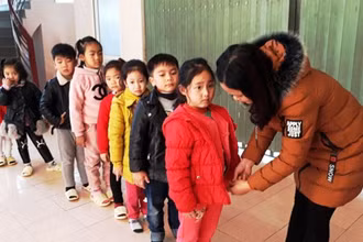 Các cô giáo ở Sa Pa chuẩn bị áo ấm cho học sinh.