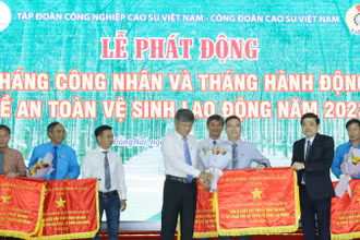 Lãnh đạo ngành cao-su trao Cờ thi đua xuất sắc trong công tác an toàn vệ sinh lao động cho các đơn vị.