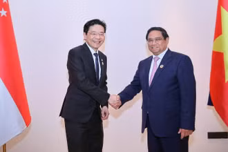 Thủ tướng Phạm Minh Chính và Thủ tướng Singapore Lawrence Wong. (Ảnh: Nhật Bắc/VGP)