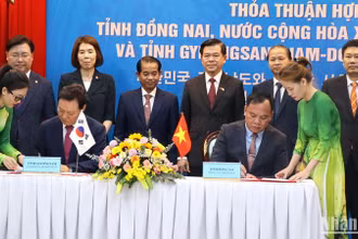 Quyền Chủ tịch Ủy ban nhân dân tỉnh Đồng Nai Võ Tấn Đức và Thống đốc tỉnh Gyeongnam Park Wan Soo đã ký kết bản thỏa thuận hợp tác giữa chính quyền hai bên.
