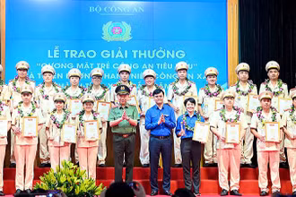 Bộ trưởng Công an Tô Lâm và Bí thư thứ nhất Trung ương Đoàn Bùi Quang Huy (lần lượt thứ 5 và 6 từ trái sang, hàng đầu) trao giải thưởng “Gương mặt trẻ Công an tiêu biểu” năm 2022 tặng các cá nhân xuất sắc.