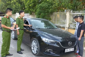 Công an huyện Yên Khánh kiểm tra tang vật vụ án.