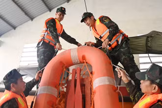 Lực lượng vũ trang huyện Hải Hà chủ động phòng chống bão số 1. 