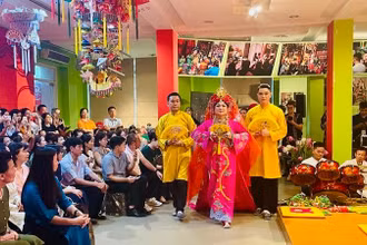 Chương trình trải nghiệm văn hóa tín ngưỡng thờ Mẫu tại Bảo tàng Phụ nữ Việt Nam thu hút sự quan tâm của nhiều đại biểu, du khách. 