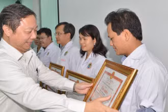 Ông Dương Anh Đức, Phó Chủ tịch UBND Thành phố Hồ Chí Minh đã trao Bằng khen đột xuất của UBND Thành phố cho 3 tập thể và 5 cá nhân Bệnh viện Chấn thương chỉnh hình.