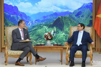 Thủ tướng Phạm Minh Chính tiếp Đại sứ Pháp Olivier Brochet nhân dịp bắt đầu nhiệm kỳ tại Việt Nam. (Ảnh: Trần Hải)