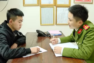 Đối tượng đang khai báo tại cơ quan Cảnh sát điều tra, Công an tỉnh Ninh Bình.
