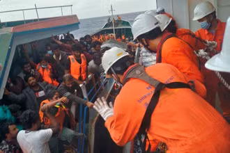 Các công dân nước ngoài gặp nạn đã được đưa sang tàu Helios Leader (quốc tịch Nhật Bản) an toàn.