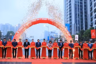 Các đại biểu cắt băng khánh thành đường Vành đai 2 trên cao, đoạn cầu Vĩnh Tuy-Ngã Tư Sở.(Ảnh: Tuấn Anh/TTXVN)