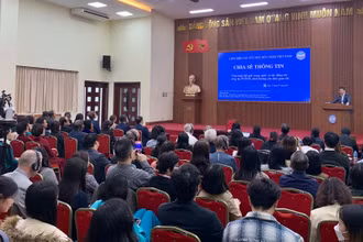 Phó Chủ tịch kiêm Tổng Thư ký Liên hiệp các tổ chức hữu nghị Việt Nam, Phó Chủ nhiệm Ủy ban công tác về các tổ chức phi chính phủ nước ngoài Phan Anh Sơn phát biểu tại Hội nghị.