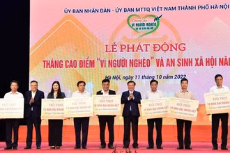 Lãnh đạo thành phố Hà Nội hỗ trợ nhà Đại đoàn kết cho các địa phương.
