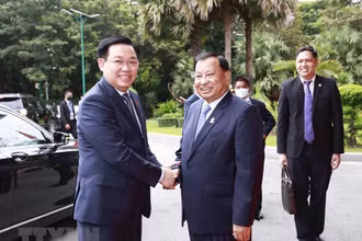 Chủ tịch Thượng viện Campuchia Samdech Say Chhum đón Chủ tịch Quốc hội Vương Đình Huệ. (Ảnh: Doãn Tấn/TTXVN) 