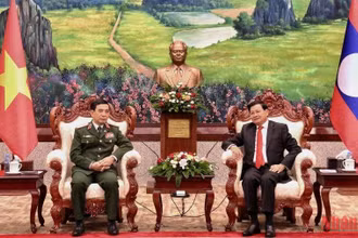Tổng Bí thư, Chủ tịch nước Lào Thongloun Sisoulith tiếp Đại tướng Phan Văn Giang. (Ảnh: Trịnh Dũng)