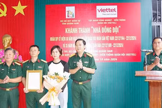Đại diện lãnh đạo Bộ Chỉ huy Quân sự tỉnh Quảng Nam và Tập đoàn Viettel, chi nhánh Quảng Nam trao Nhà đồng đội, chúc mừng gia đình Thiếu tá Lê Xuân Dự.
