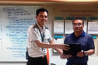 Anh Nguyễn Văn Thưa, Trung tâm An ninh hàng không Nội Bài trao lại tài sản trị giá hơn 400 triệu đồng khách hàng bỏ quên tại khu vực công cộng - Nhà ga hành khách T1. (Ảnh: NIA cung cấp)