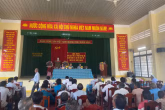 Hơn 50 cử tri xã Phan Lâm, xã Phan Sơn tham dự buổi tiếp xúc.