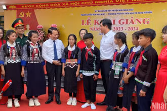 Bí thư Tỉnh ủy Đỗ Đức Duy cùng các học sinh dân tộc thiểu số vui ngày khai giảng năm học mới.