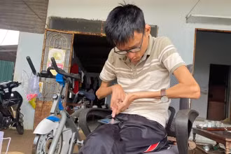 Đi khám, bác sĩ thông báo Tài Nam mắc căn bệnh u sợi thần kinh, một bệnh rất ít gặp và nền y học chưa thể điều trị đặc hiệu được.