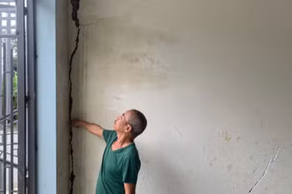 Nhà dân tổ dân phố Vĩnh Hưng, thị trấn Vĩnh Lộc (Chiêm Hóa) bị hư hại do sạt trượt mái ta-luy dương.